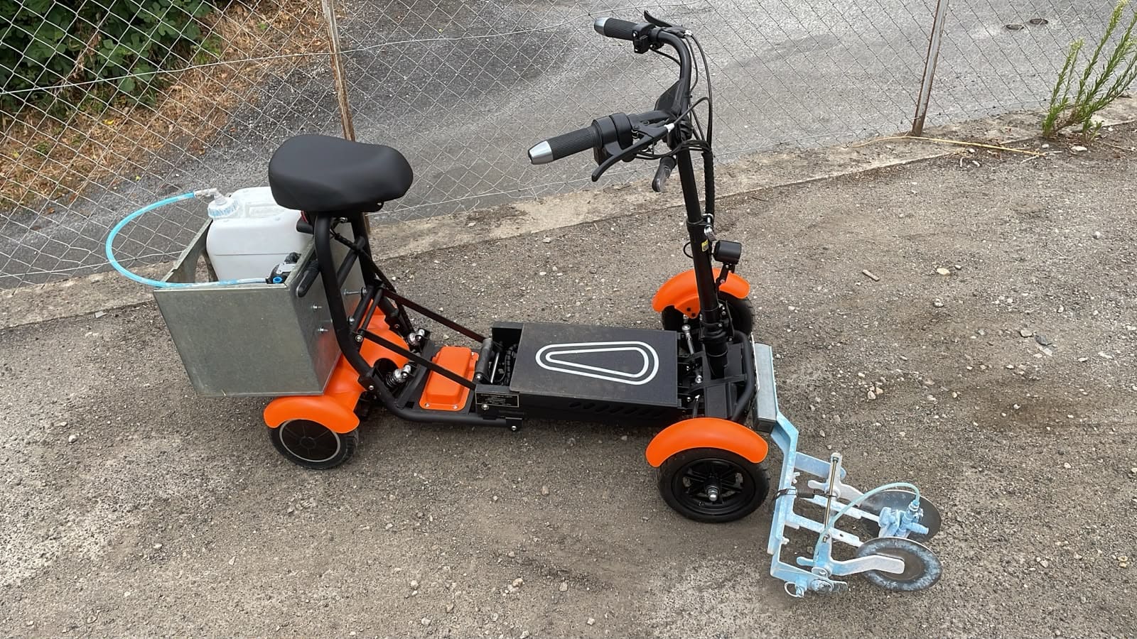 Quadricycle électrique en service sur site.